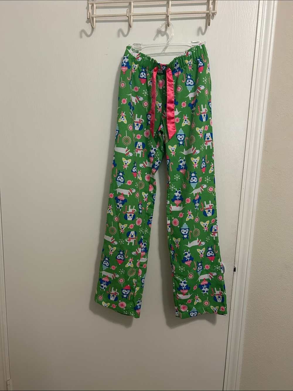 Old Navy PJ bottoms Green Holiday doggy print with Pink Bow 🎀.